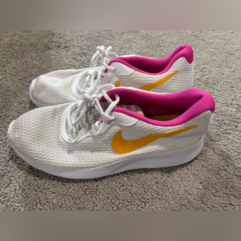 Women’s 9.5 lightweight Nike sneakers